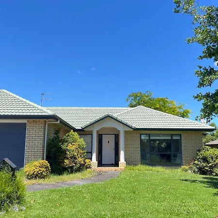 Family Retreat With Playground Views In East Tamaki Villa